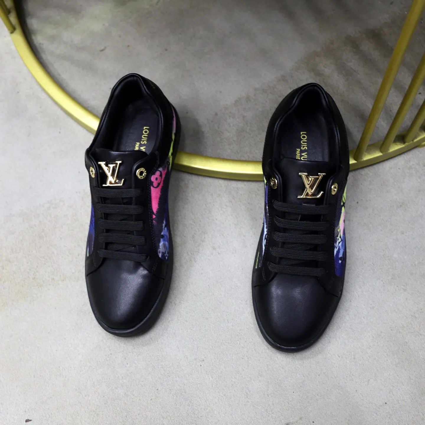 Ex-factory price: 400💰🙅‍♂️🙅‍♂️🙅‍♂️ Brand: LV Louis Vuitton Standard code: 38-44 (45 customized) Grade: Same as the official website Material: Original material splicing Comfortable and breathable lining Lightweight and wear-resistant sports outsole Style category: Men's fashionable casual shoes Running sneakers Distinguished luxury brand elements Top luxury Color: actual picture color